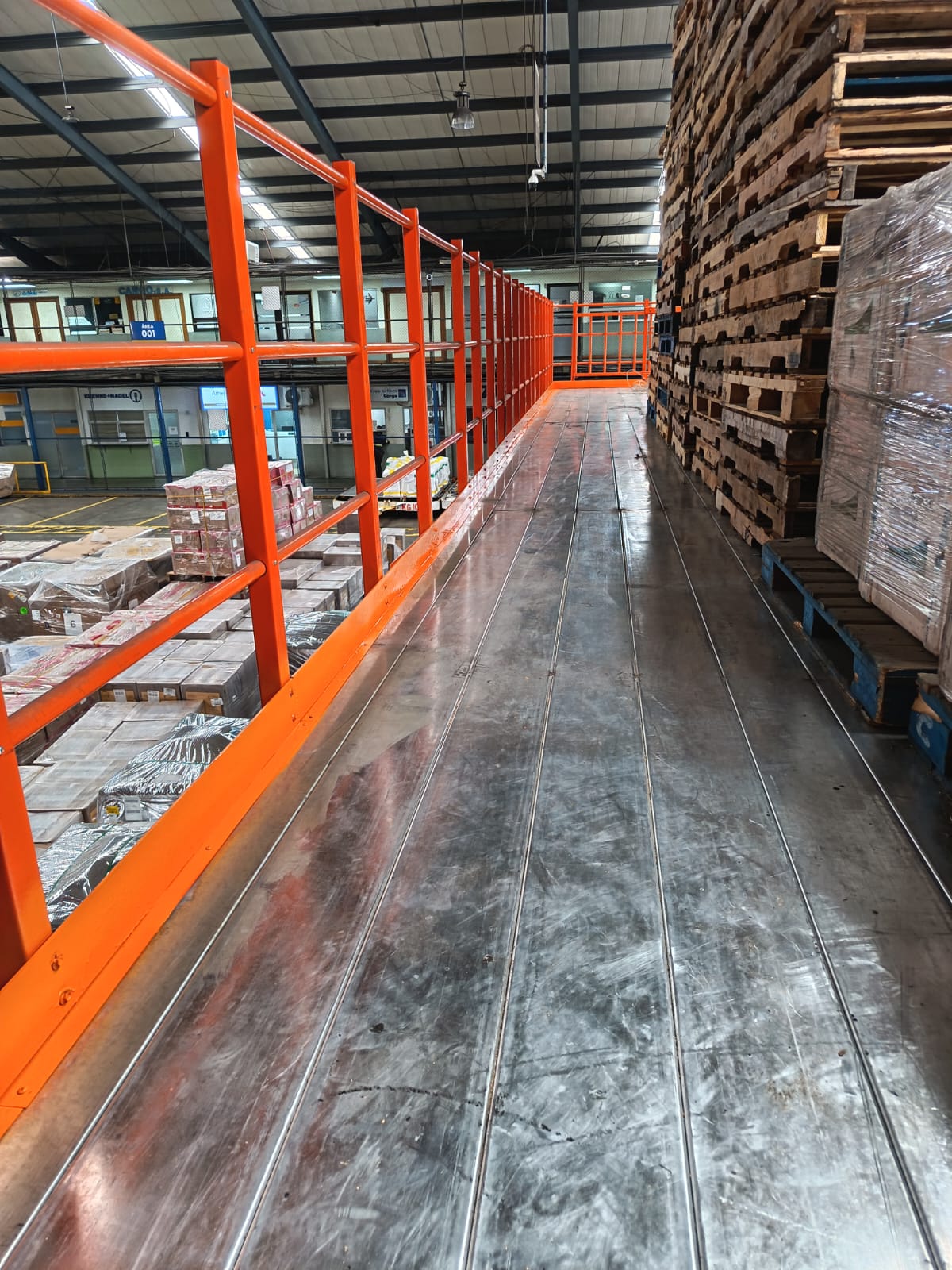 Proyecto de herrería con barandal metálico de seguridad industrial instalado por AR