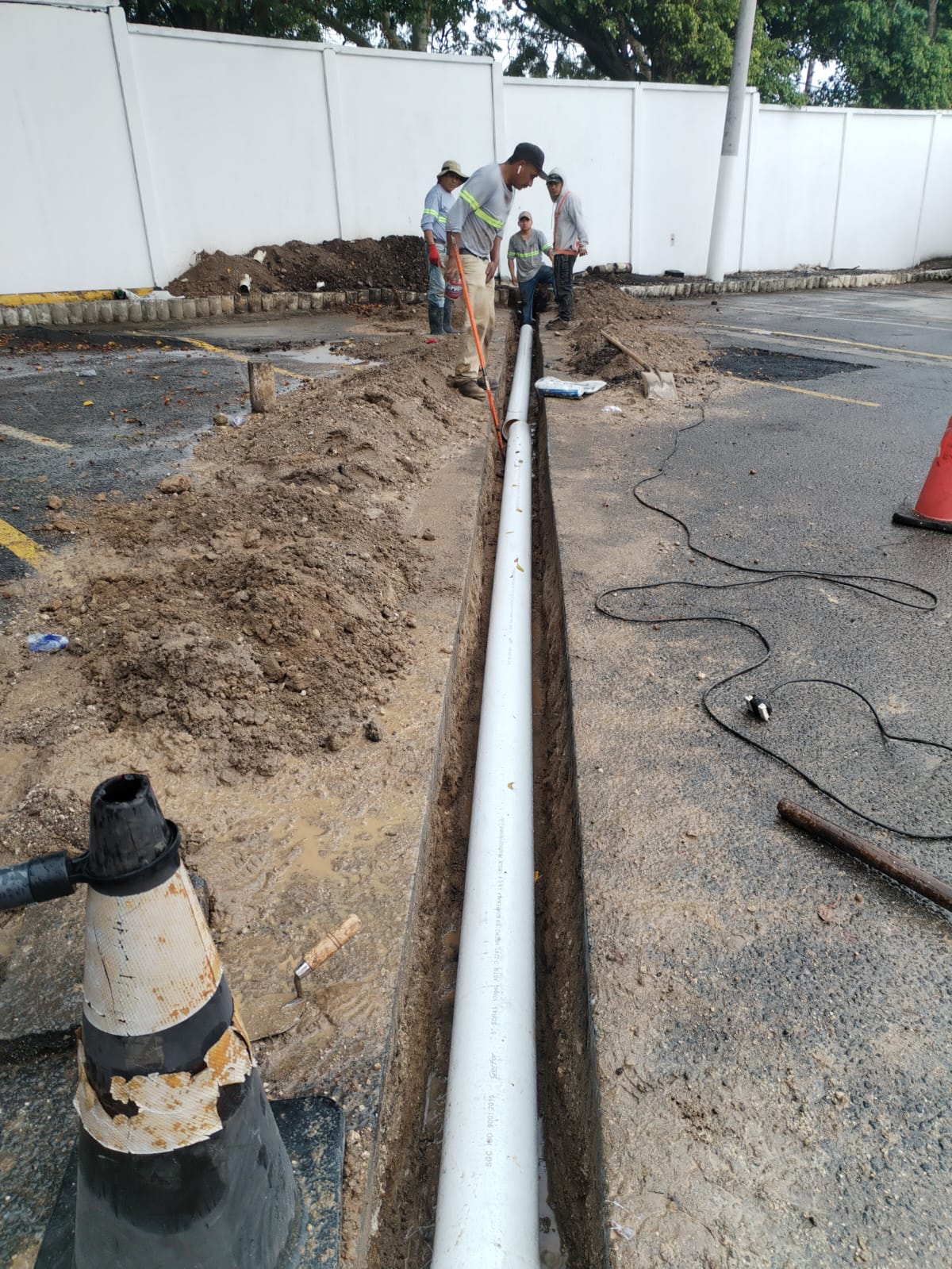 Instalación de drenaje pluvial PVC bajo piso ejecutada por AR