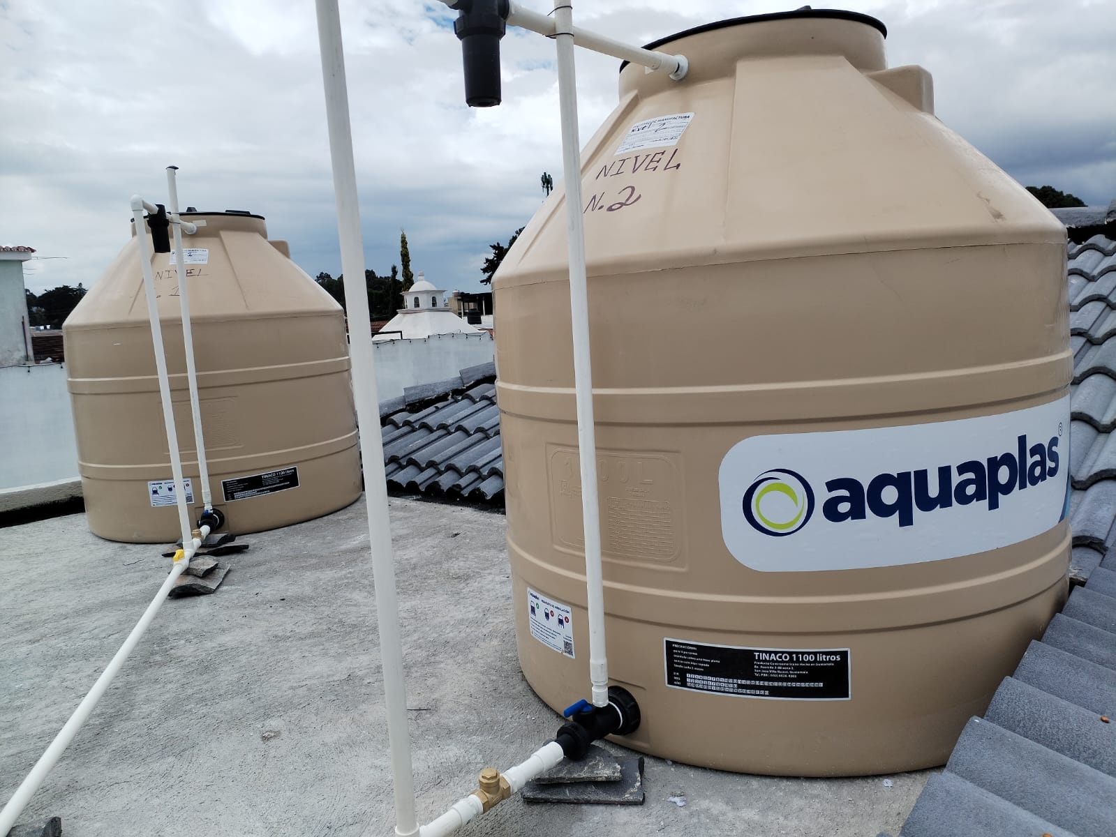 Proyecto de instalación hidráulica con dos tinacos de 2400 litros en azotea