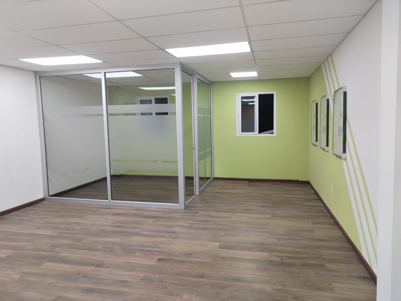 Proyecto integral de oficinas y estructura metálica ejecutado por Multiservicios Obra Civil AR en Guatemala