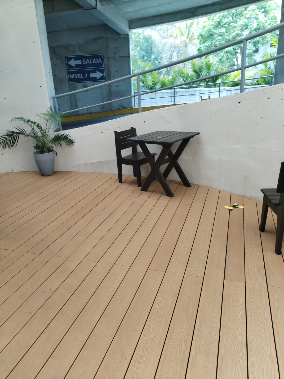 Proyecto de remodelación de piso interior en restaurante ejecutado por AR