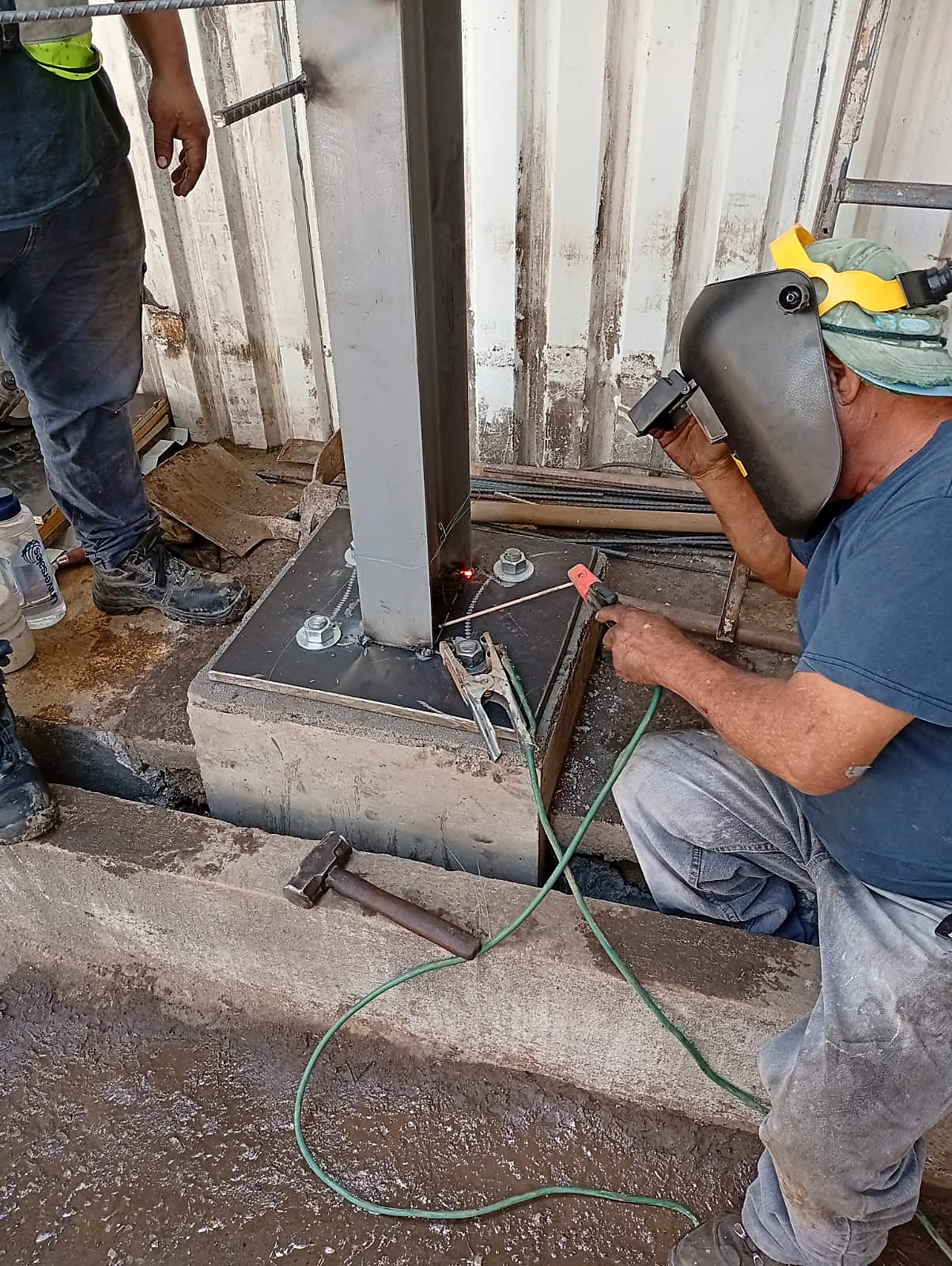 Trabajo de soldadura en base de columna de estructura metálica