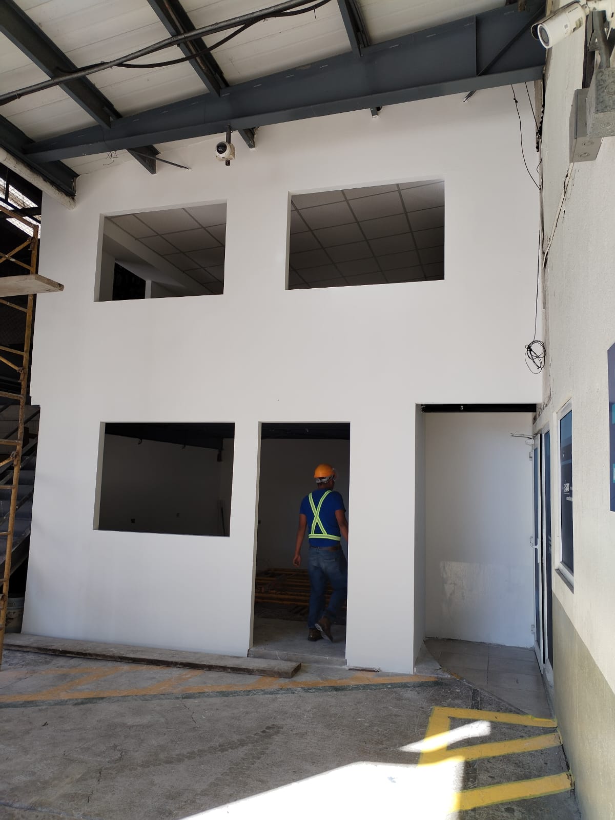 Adecuación interior en proceso dentro de ampliación