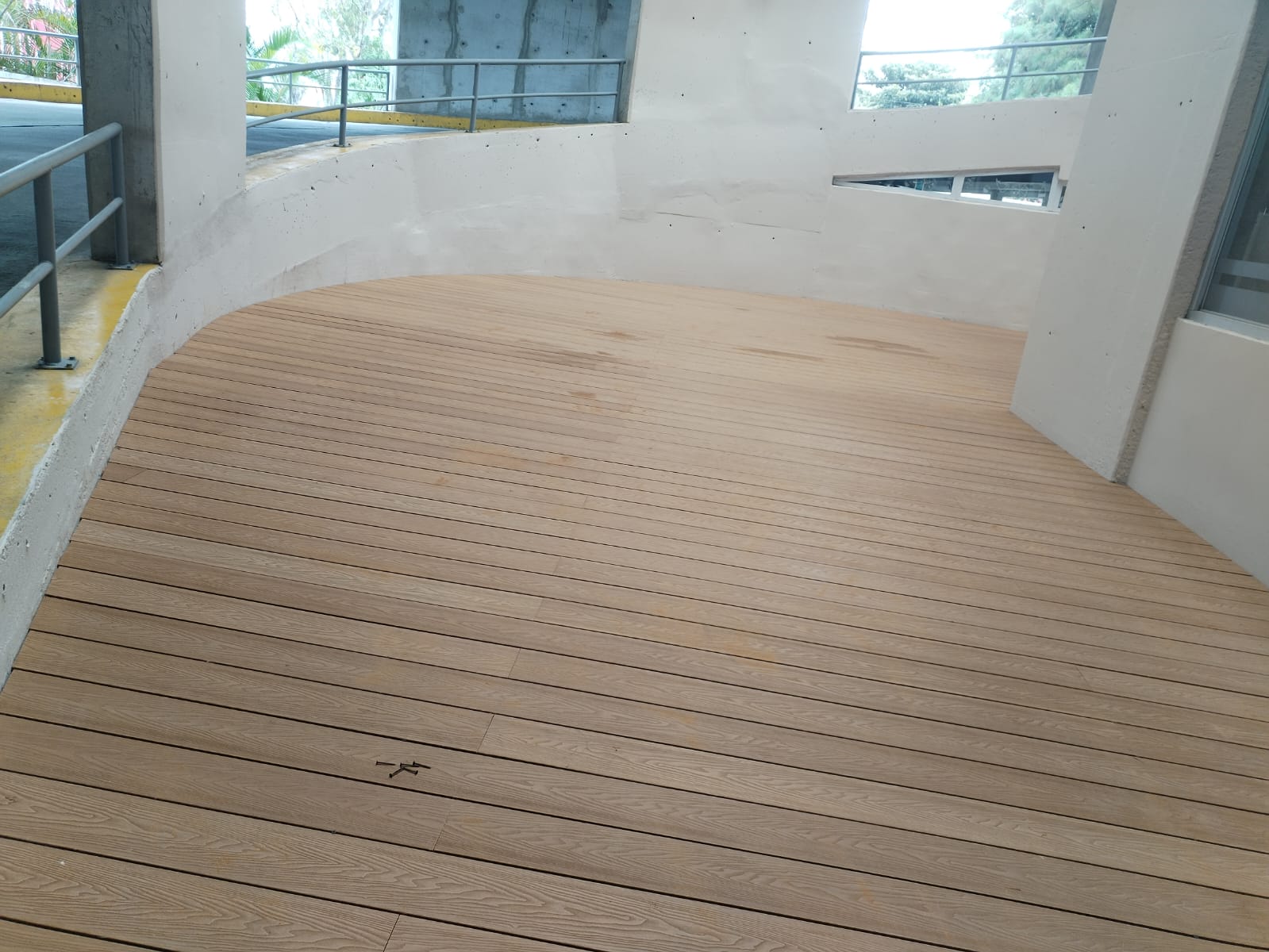 Área exterior remodelada con deck terminado