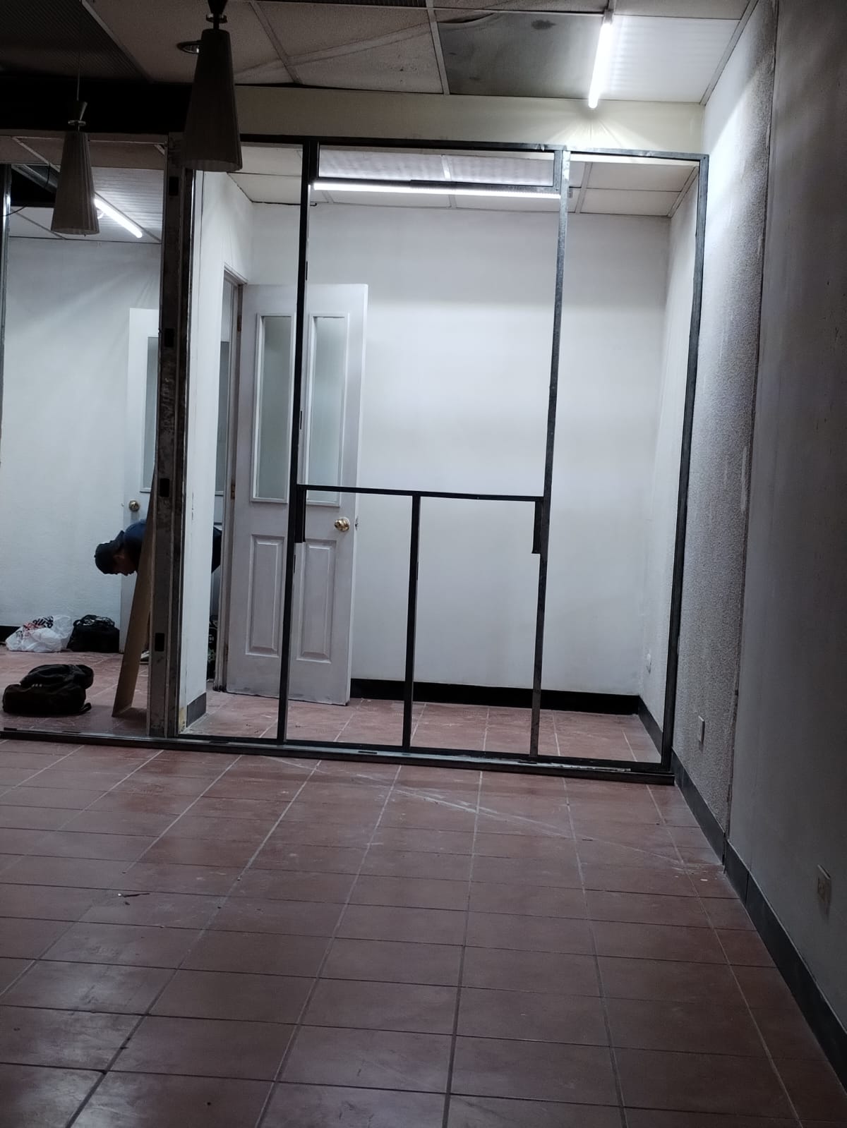 Estructura metálica de tabique durante adecuación interior