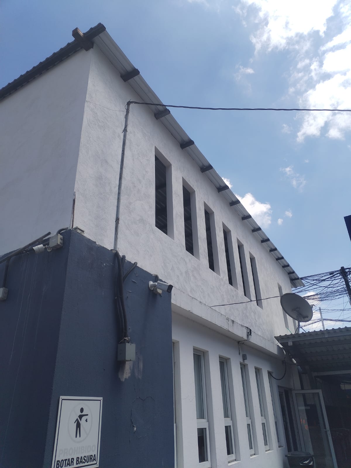 Fachada de ampliación terminada dentro de proyecto de remodelación
