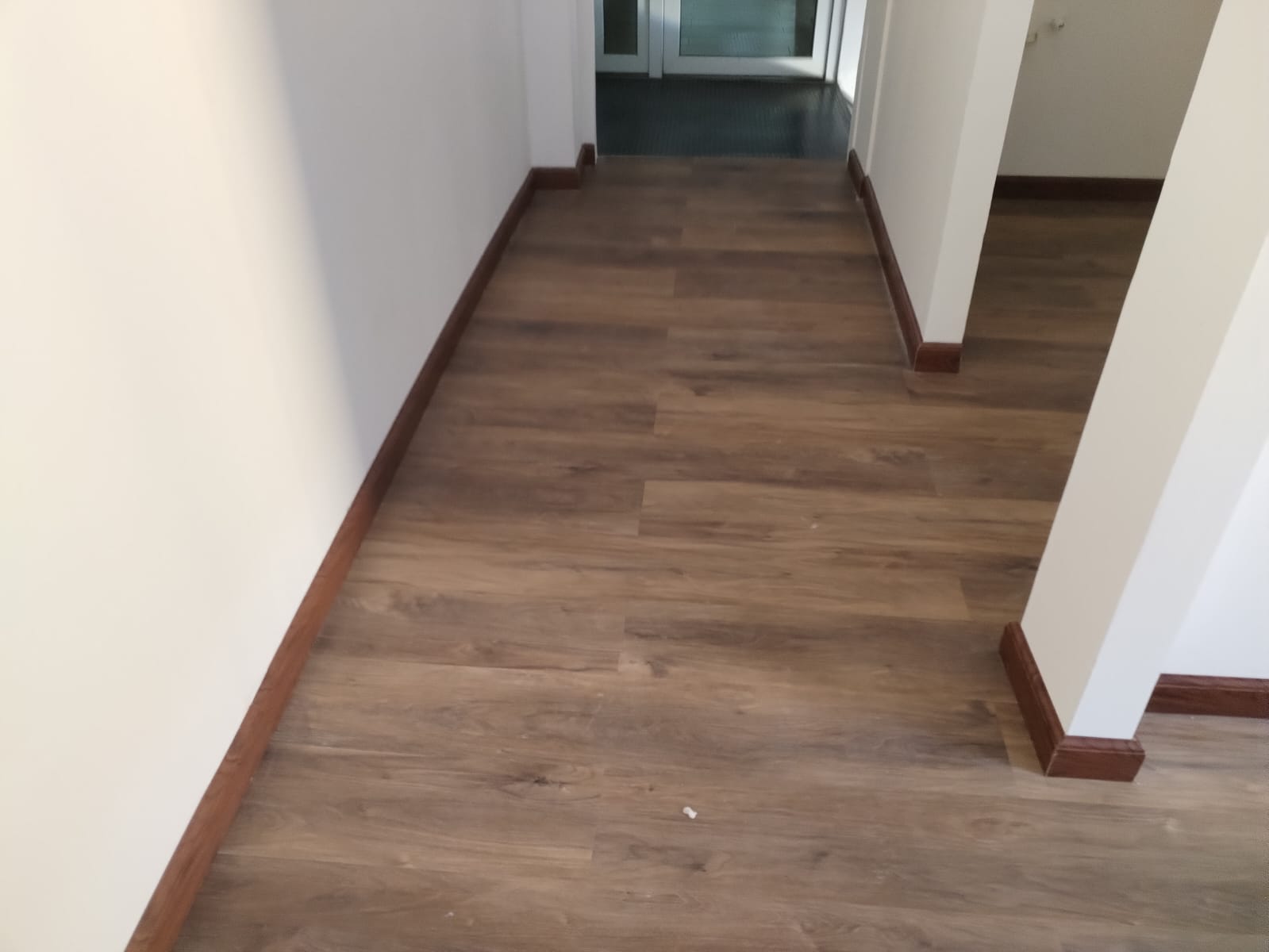 Piso tipo madera terminado en pasillo interior
