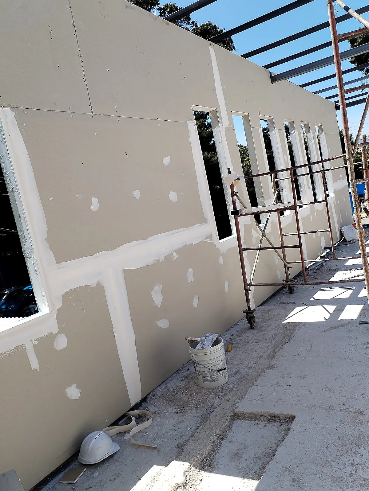 Muro con placas DensGlass y tratamiento de juntas en proceso