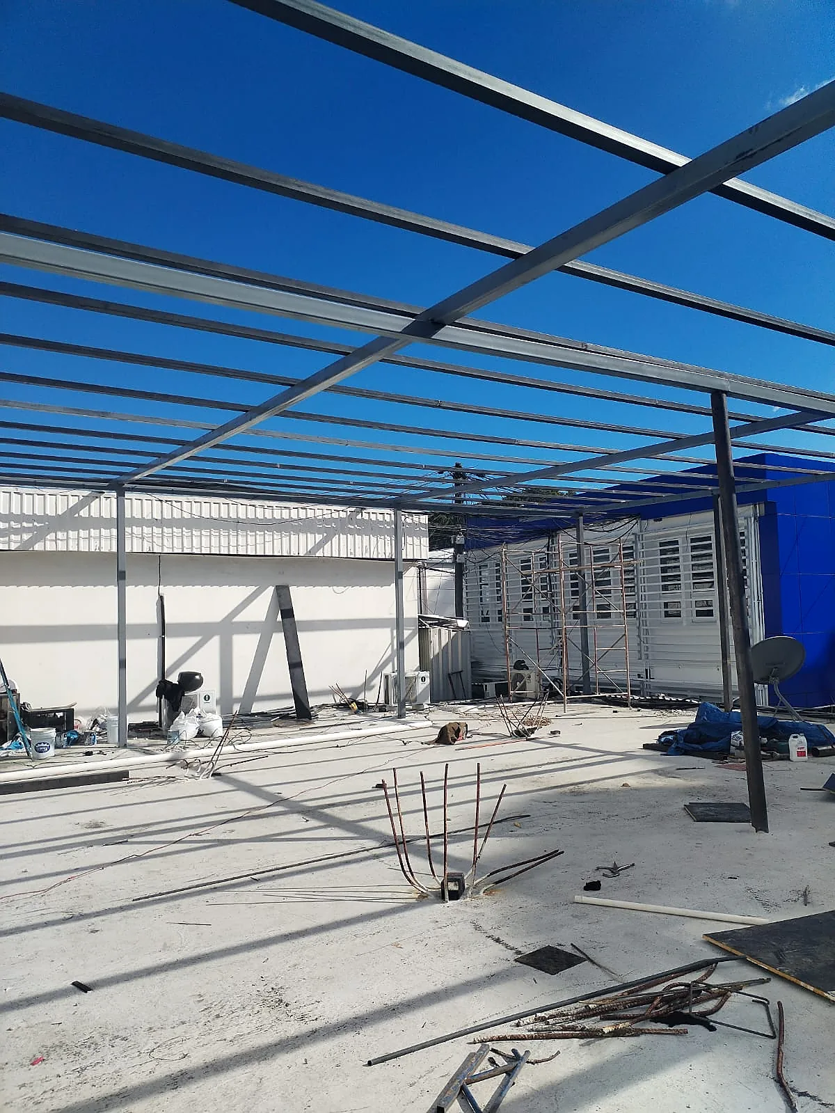 Estructura de proyecto de oficinas durante la etapa inicial de construcción