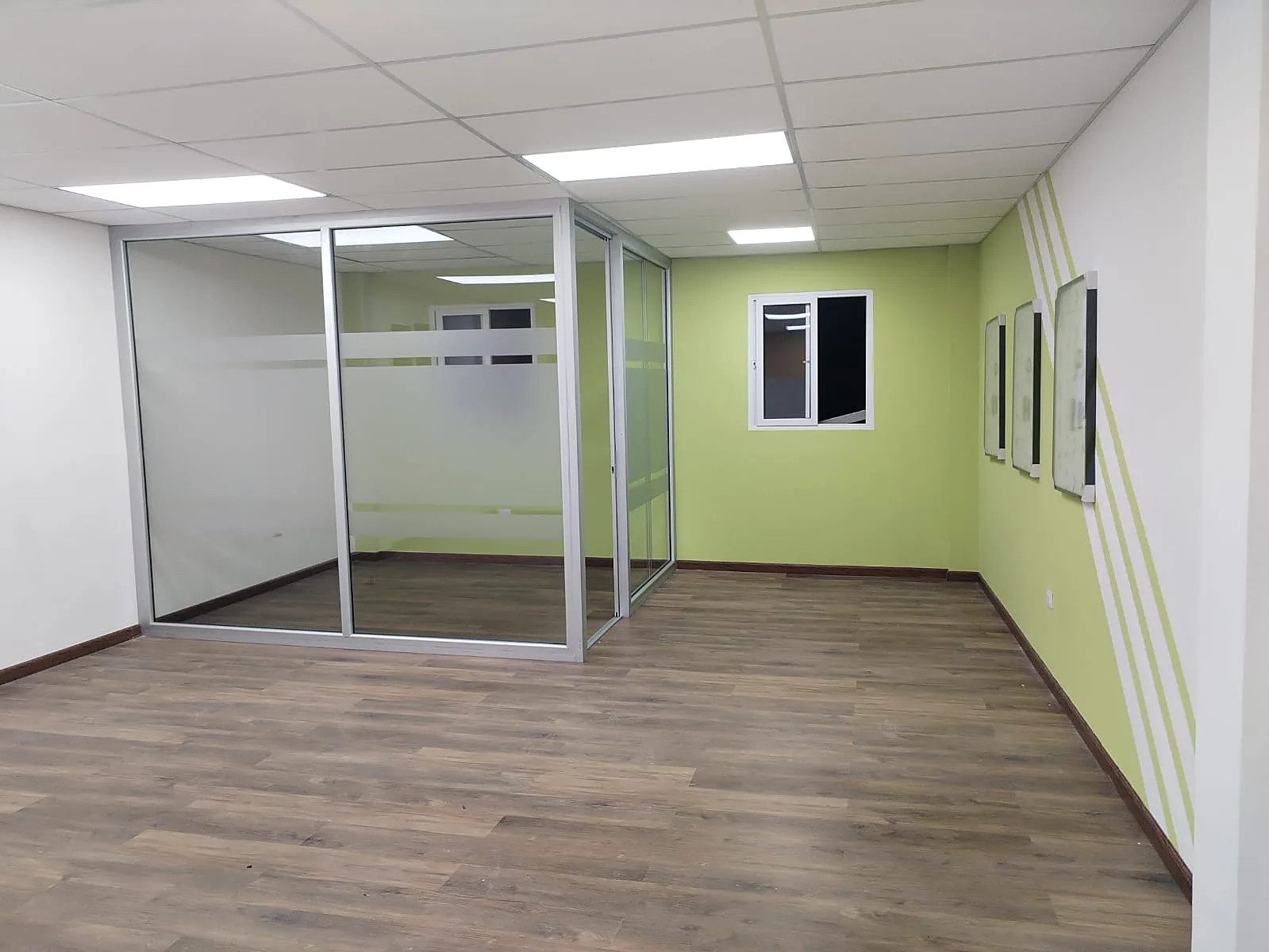 Oficinas terminadas después de trabajos de construcción y acabados